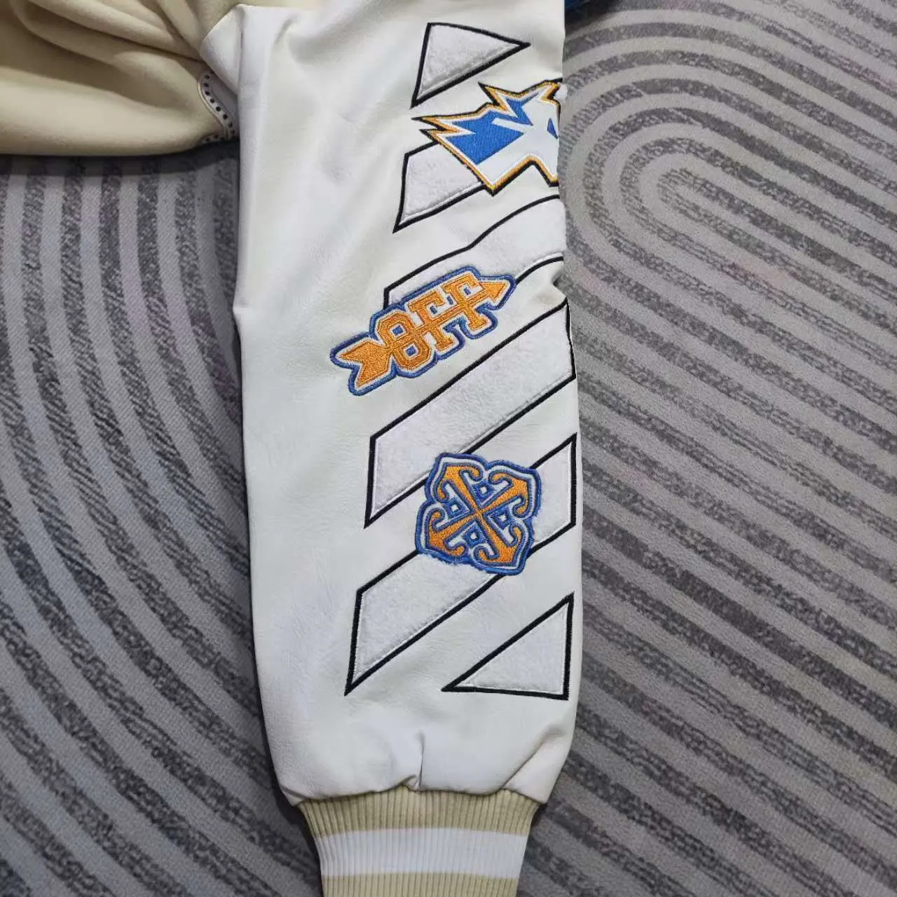 Top tested version off white heavy industry embroidery patchwork leather high temperature hot crystal diamond baseball uniform male and female couple star same style (⚠ original button mold customization, patch embroidery color matching) original packaging original label 🔍 full set of accessories customized packaging elevators are purchased from the original factory all series of hardware mold customization one-to-one restoration of fabric color components The fabric is made of 65% wool, 15% natural silk, 10% spandex and 10% velvet, mixed and custom-woven. The total weight is more than 900 grams! And the most important thing is its color fastness, it will never fade! -The embroidery uses an imported towel embroidery machine. Each pattern is first embroidered on the fabric, and then engraved with an infrared laser, and then fixed with a sewing machine. The whole garment is labeled in many places, one is flat embroidered, and the large pattern on the back is directly embroidered on it. This dress has 4 different embroidery techniques⚠ -The sleeves are all made of two-layer pebbled fabric, which is processed, shaped, colored, washed, and the texture retains the original grain structure! Thick, plump and round! -The processing technology is extremely complex, the pieces are neatly spliced ​​and aligned, and the entire garment has precise wiring density. Gender-neutral style. Loose version. Self-conscious quality control. Details determine success or failure. Size: S M L XL P: 680
